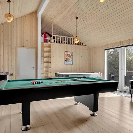 Amazing In Tisvildeleje With Kitchen Vakantiehuis Holloselund
