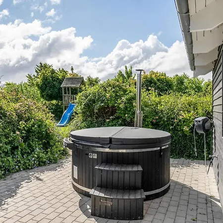 Amazing In Tisvildeleje With Kitchen Vakantiehuis Holloselund