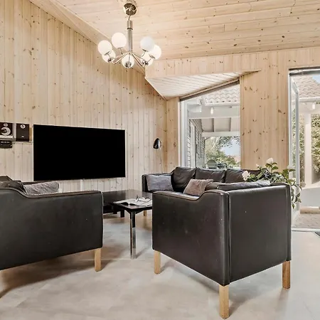 Amazing In Tisvildeleje With Kitchen Semesterbostad Holloselund