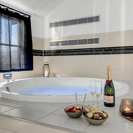 Amazing In Tisvildeleje With Kitchen Vakantiehuis Holloselund